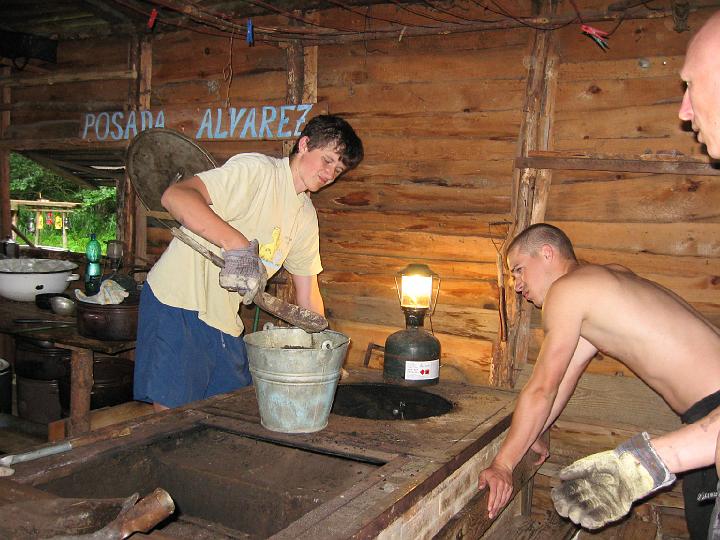 158 - Standa, Jára a Bonáš vymetají kamna, aby se dalo dobře vařit.JPG